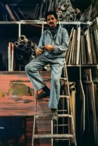 Ritratto di Jack Whitten con Pink Psyche Queen (1973), 1975 circa © Jack Whitten Estate. Per gentile concessione della proprietà e di Hauser & Wirth.