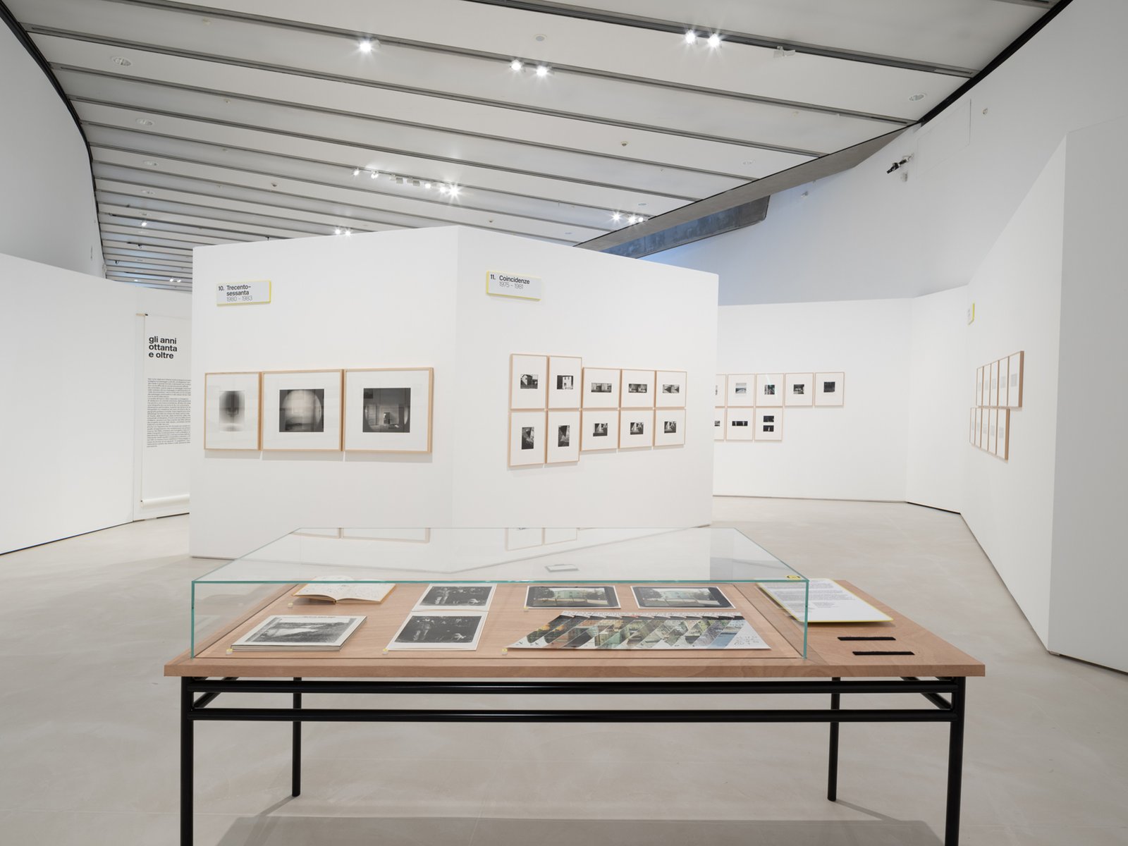 Allestimento della mostra "Guido Guidi. Col Tempo 1956-2024", gentile concessione di FondazioneMAXXI, fotografia di Vincenzo Labellarte