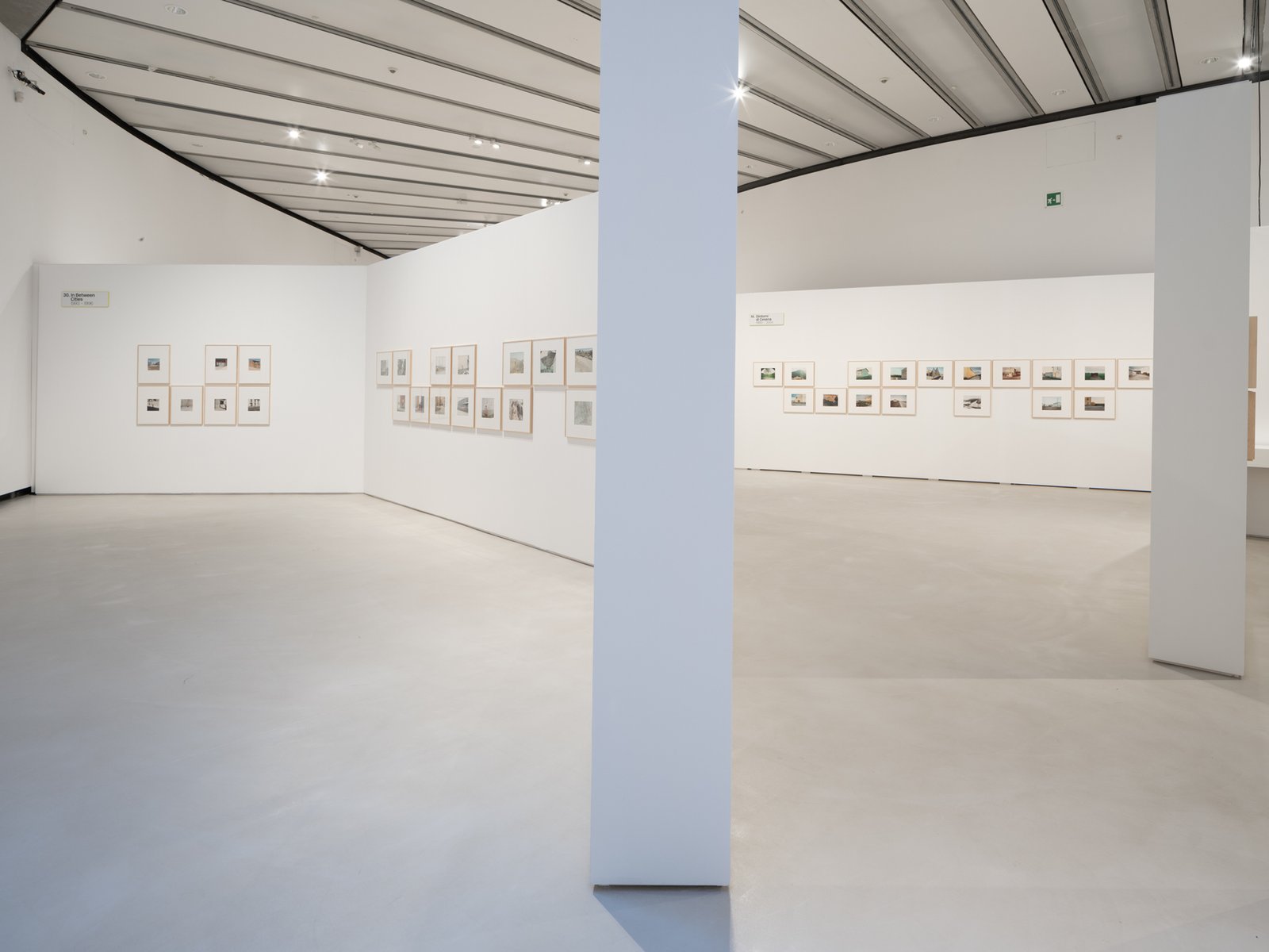 Allestimento della mostra "Guido Guidi. Col Tempo 1956-2024", gentile concessione di FondazioneMAXXI, fotografia di Vincenzo Labellarte