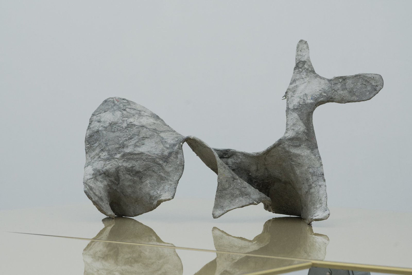 Aurora hey' (Scultura su tavolo), 2023 Carta, fili, 25 x 30 x 55cm / RINTAROU TAKAHASHI, 'Double Fictions' / 二重の虚構 Same_Projects Tokyo by 'manos & shared praxis', fotografia di Kisshomaru Shimamura 