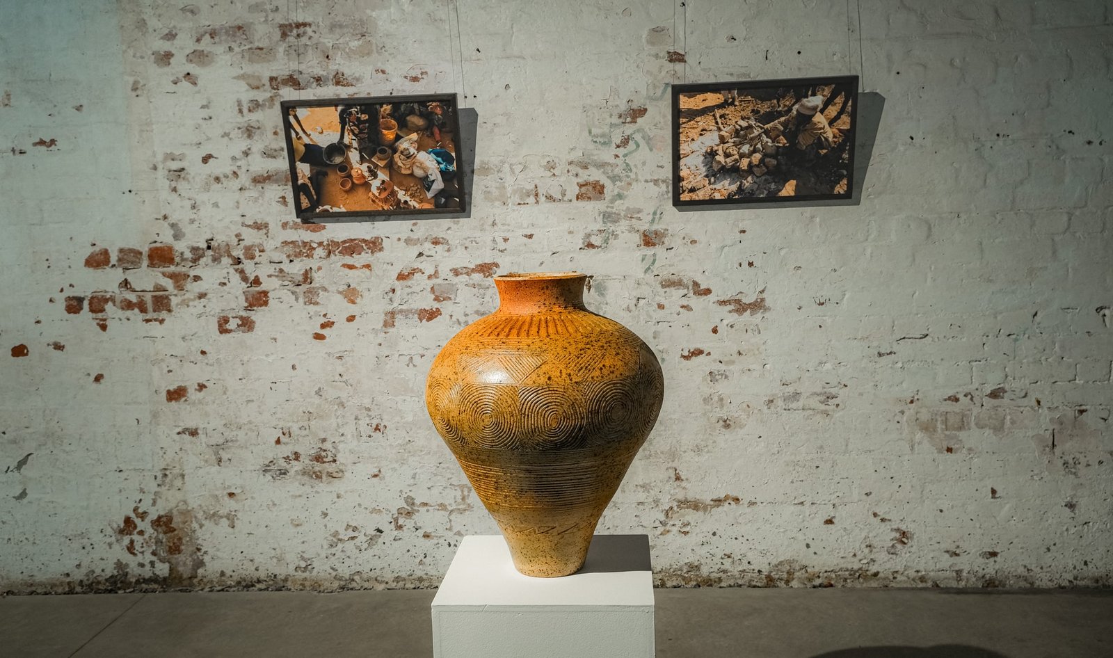 Bedforms. Shupiwe Chongwe, Vase 12. Clay with textured Zinongo glaze, reduction firing, PS Art Space, Perth, Australia. Courtesy of Shupiwe Chongwe