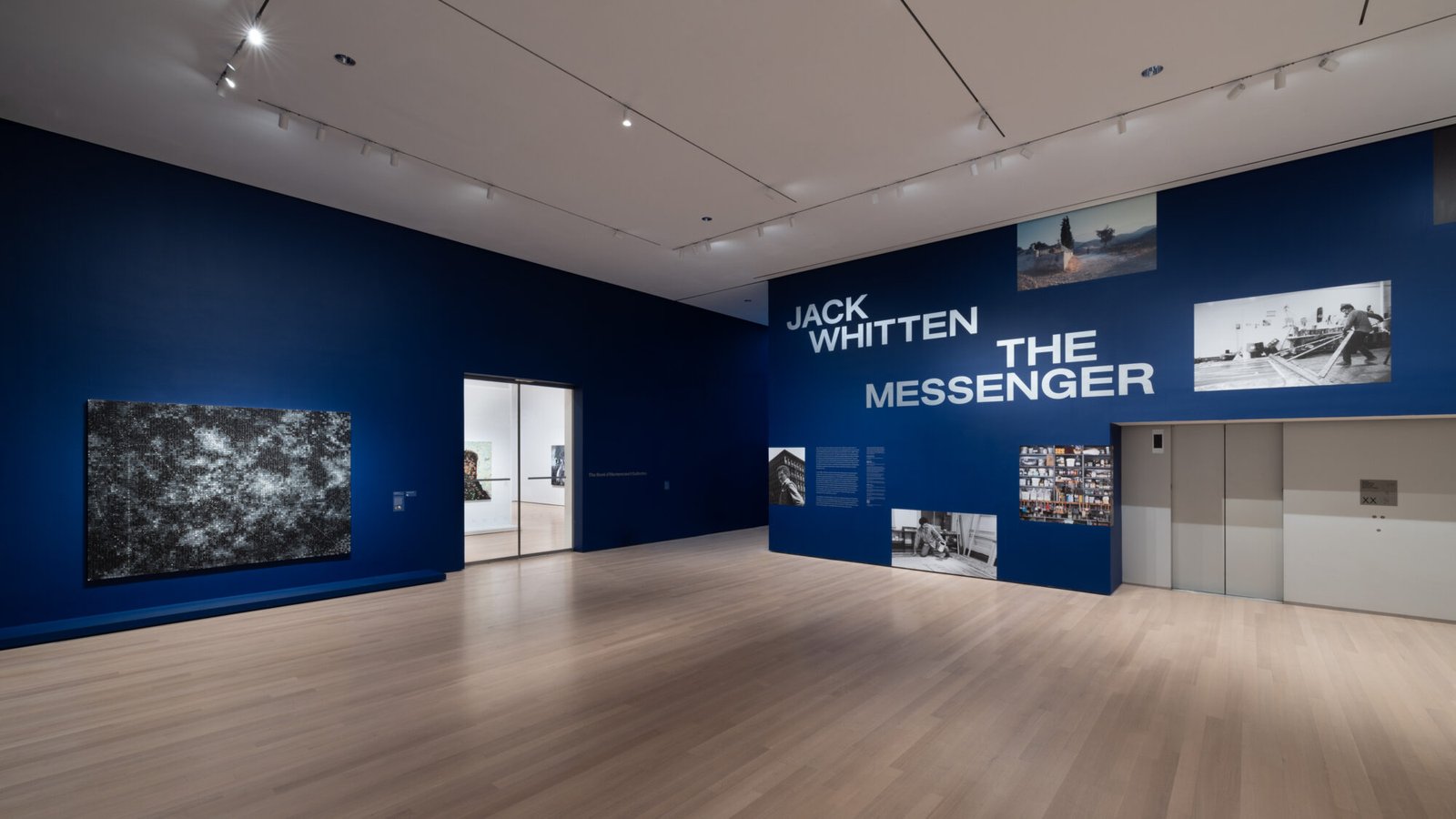 Veduta dell'installazione di Jack Whitten: The Messenger, in mostra al Museum of Modern Art di New York dal 23 marzo al 2 agosto 2025. Foto: Jonathan Dorado.