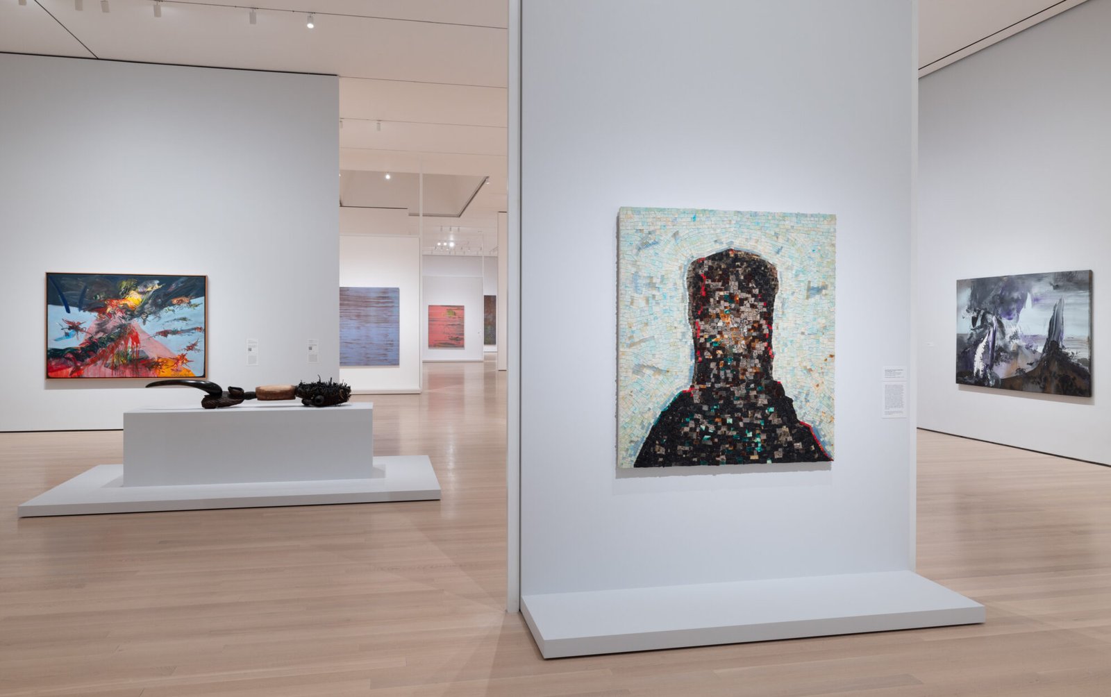 Veduta dell'installazione di Jack Whitten: The Messenger, in mostra al Museum of Modern Art di New York dal 23 marzo al 2 agosto 2025. Foto: Jonathan Dorado.