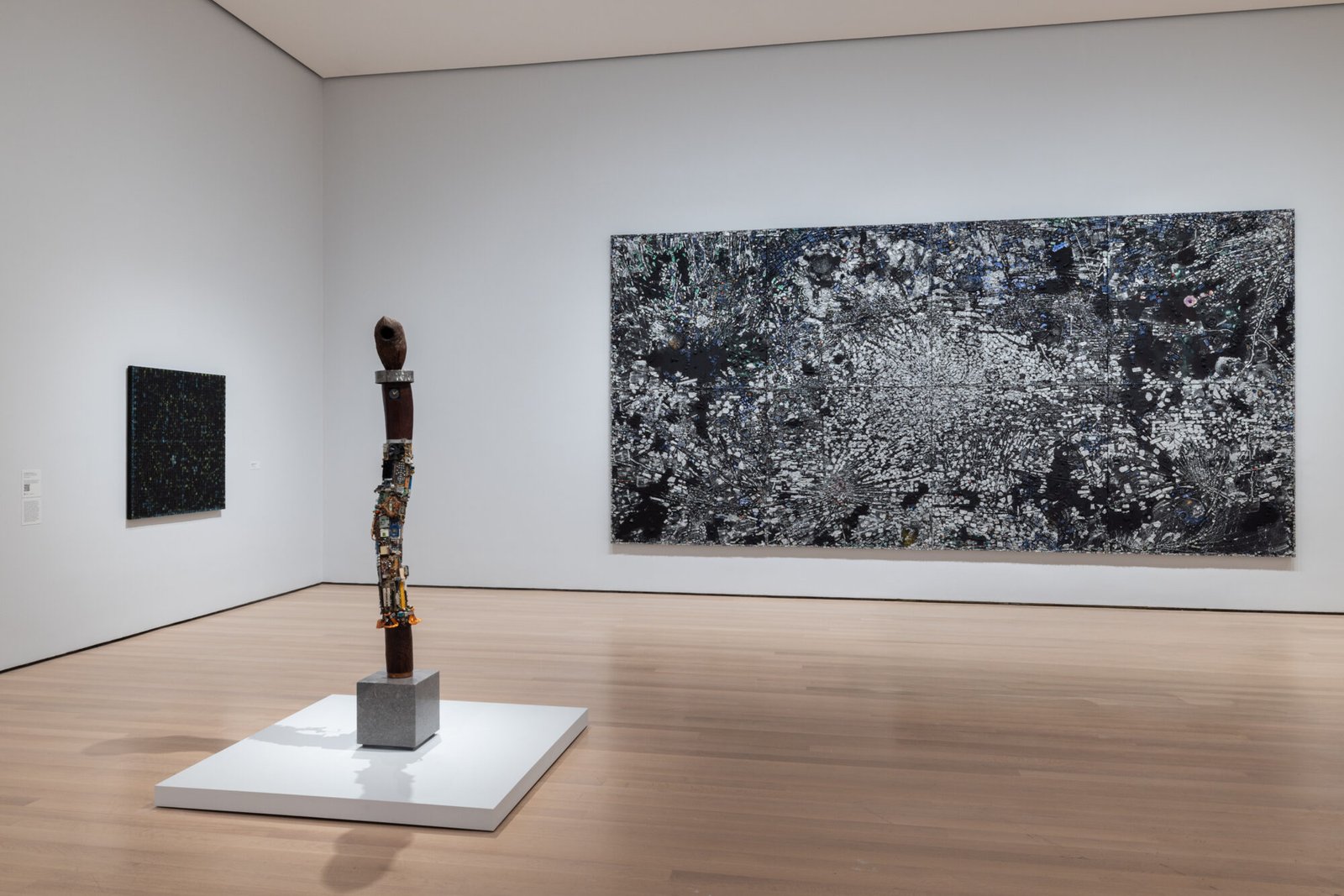 Veduta dell'installazione di Jack Whitten: The Messenger, in mostra al Museum of Modern Art di New York dal 23 marzo al 2 agosto 2025. Foto: Jonathan Dorado.