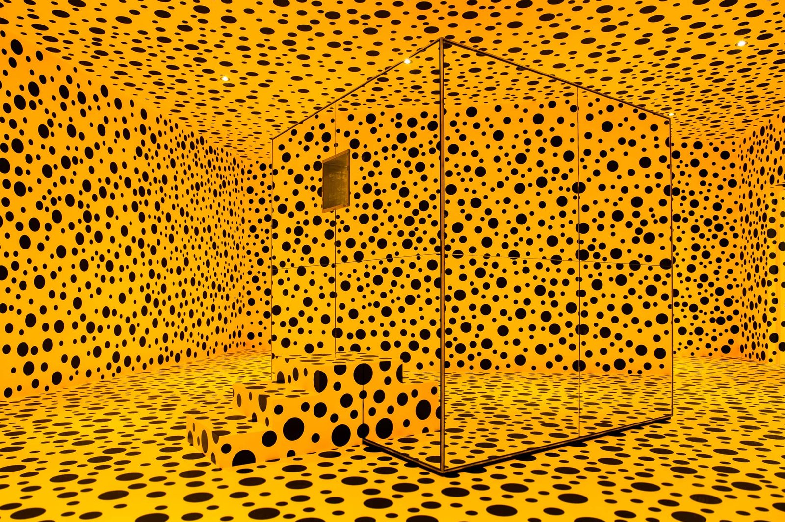 Yayoi Kusama, foto della mostra "In Infinity", Louisiana Museum, Copenhagen, Danimarca, 2016.