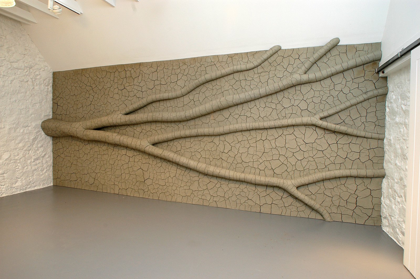 Andy Goldsworthy, Muro con albero in argilla, 2009, fotografia di Allan Pollok Morris, per gentile concessione di Jupiter Artland