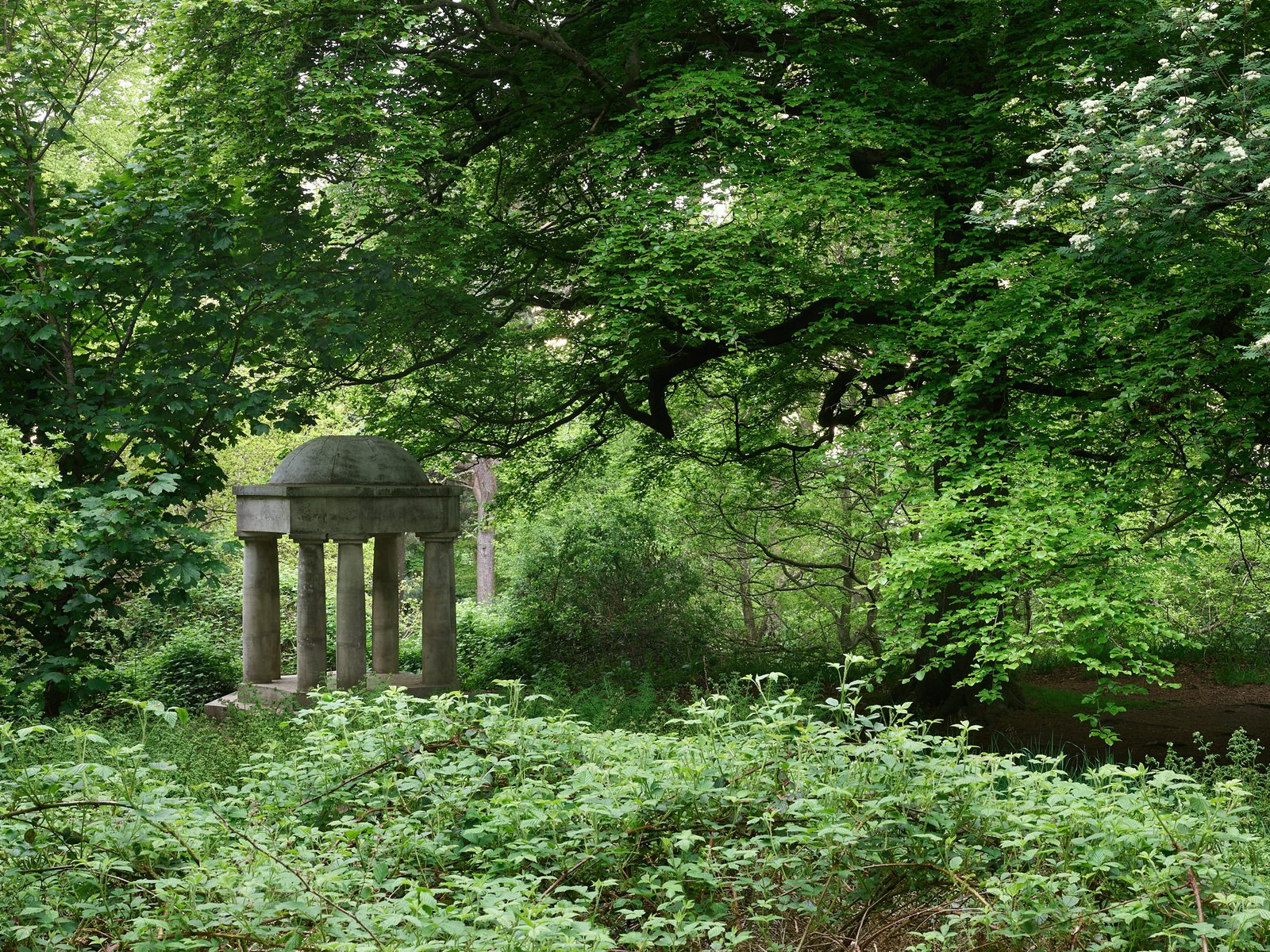 Ian Hamilton Finley, Tempio di Apollo, 2009, fotografia di Allan Pollok Morris, per gentile concessione di Jupiter Artland