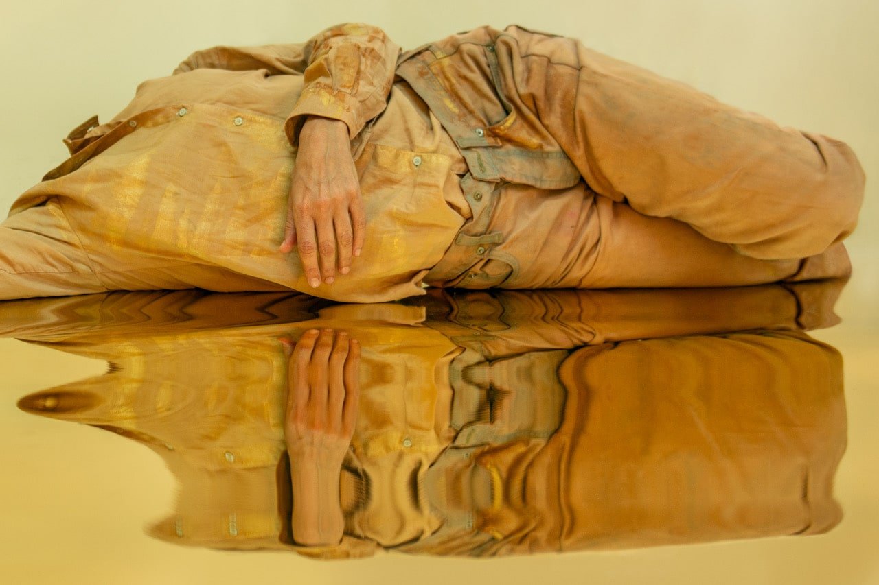 Maria Hassabi I’ll be your mirror, 2023 giclee fine art archival print on Hahnemuehle fibre paper, gold leaf wood frame, UV museum glass ed of 5 +2AP 90 x 135 cm 35.433 x 53.15 in © the artist, Courtesy The Breeder, Athens