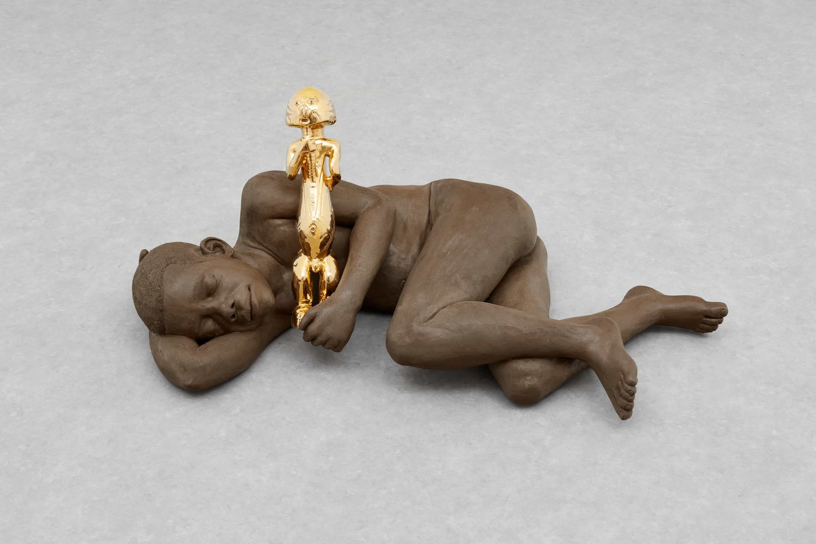 Victor Fotso Nyie Ange gardien, 2022 ceramic and gold / ceramica e oro 44 x 90 x 22 cm Courtesy: the artist and P420, Bologna / l’artista e P420, Bologna Photo credit: Carlo Favero