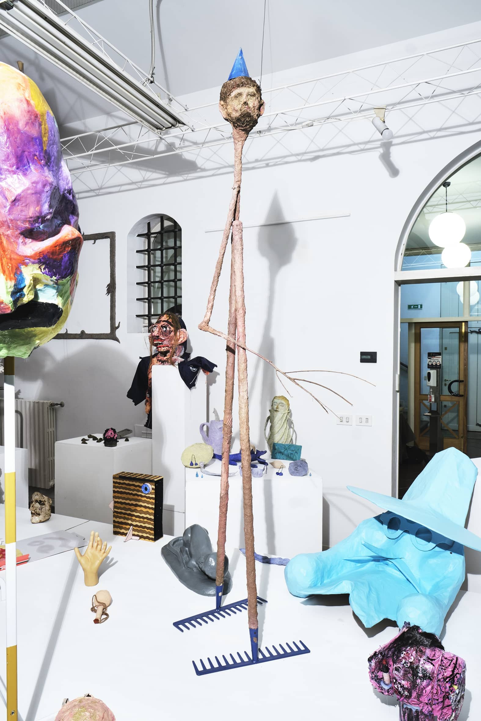 Aronne Pleuteri uomo rastrello confuso sul suo statuto vegetale, 2023 installation view dalla collettiva AFFASCINANTE, Museo Civico Luigi Varoli, Cotignola (RA) ph credit Lorenzo Pasini courtesy the artist