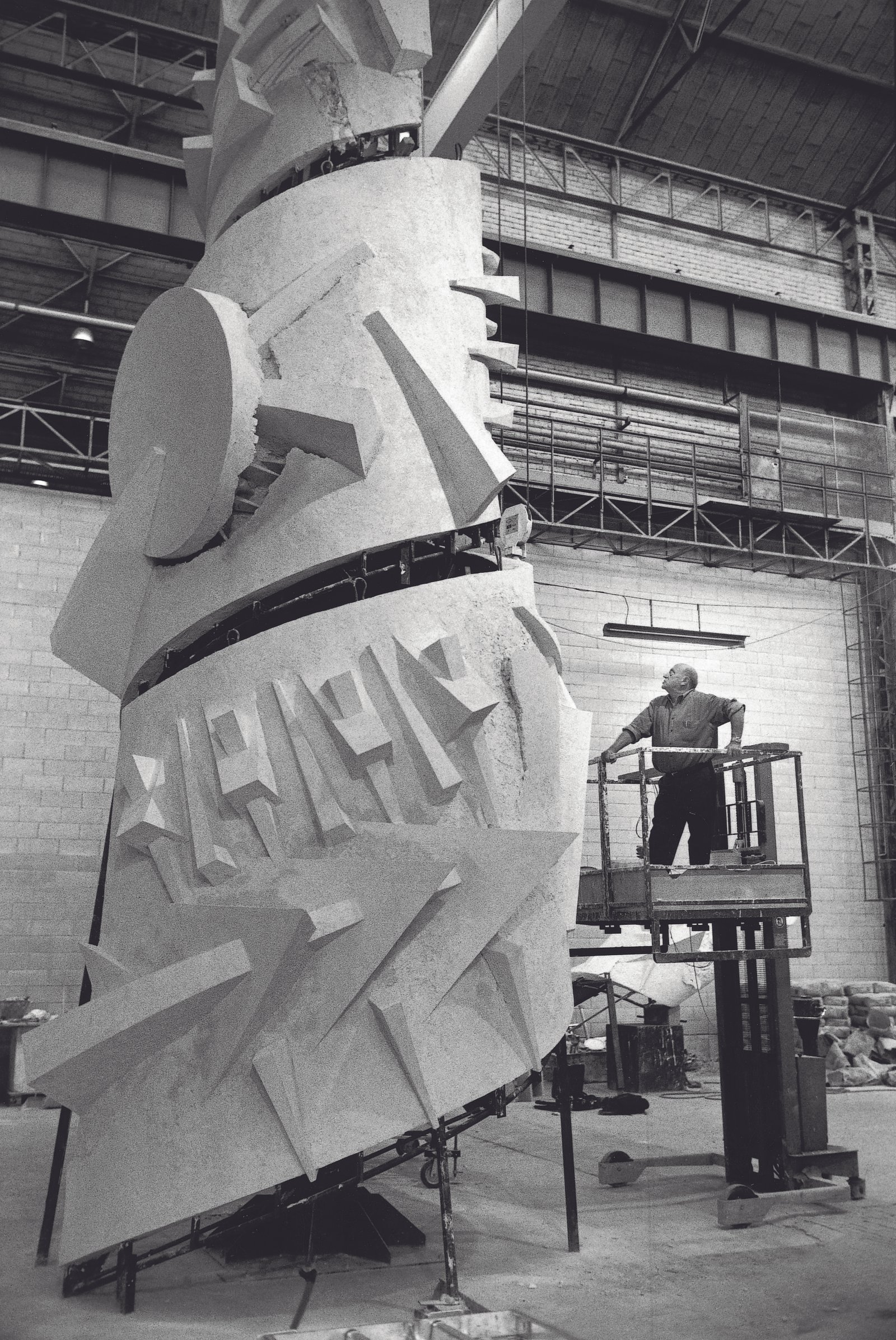 Arnaldo Pomodoro, costruzione della scultura "Novecento", aprile 2001, fotografia di Carlo Orsi