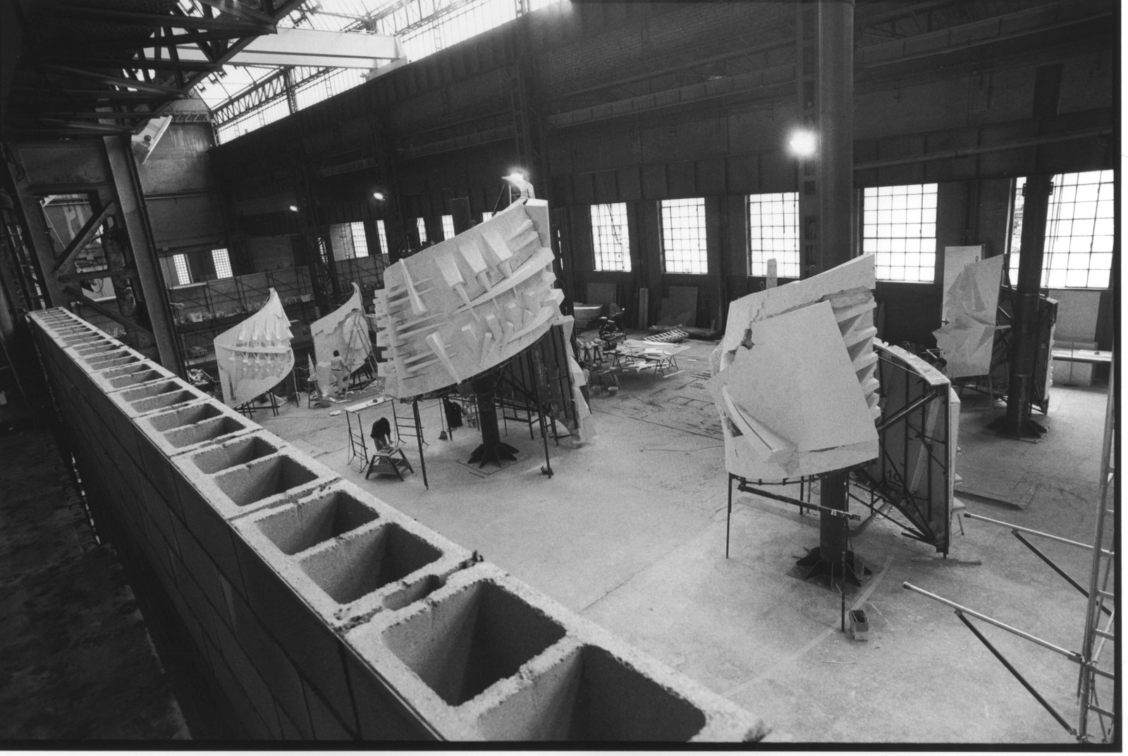 Arnaldo Pomodoro, costruzione della scultura "Novecento", maggio 2001, fotografia di Carlo Orsi