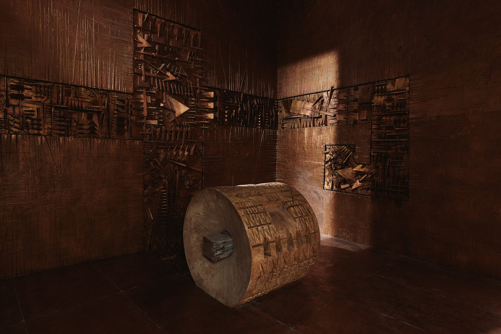 Arnaldo Pomodoro, Labirinto, fotografia di Andres Juan Suarez, per gentile concessione di Fondazione Arnaldo Pomodoro