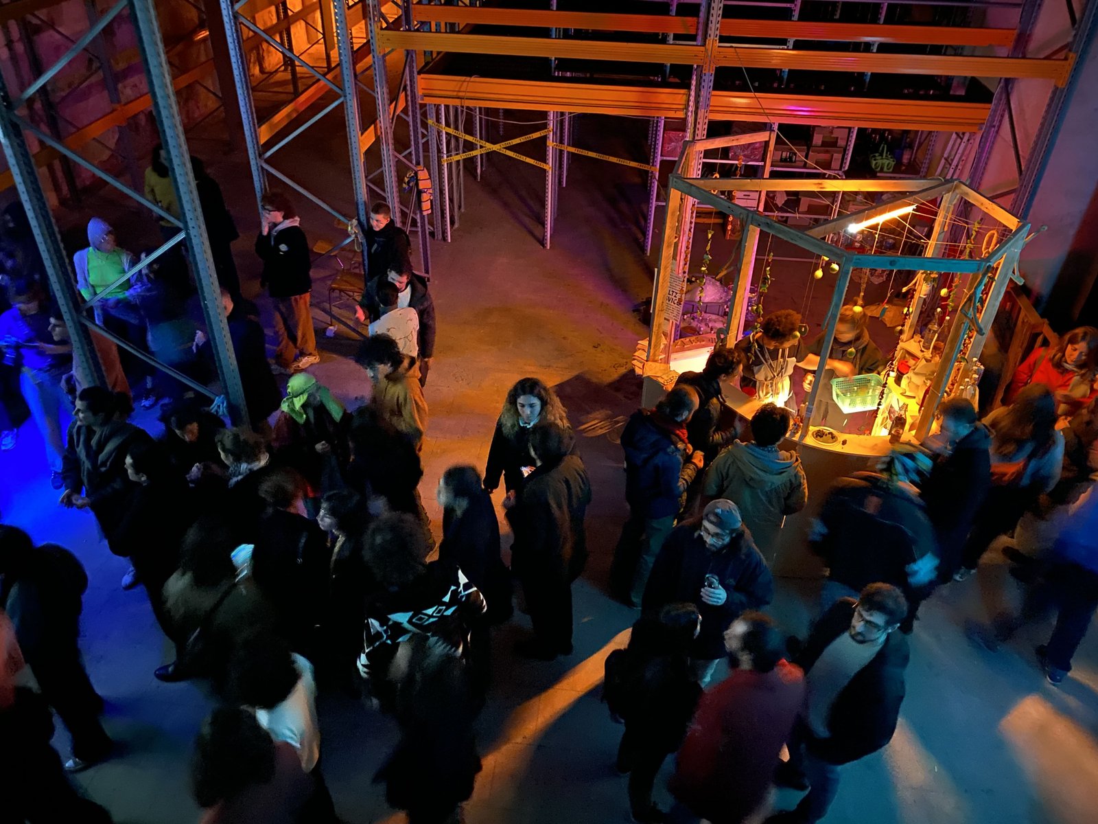 “Fudda – festa delle intersezioni” edizione 2024, veduta del chiosco realizzato durante il workshop “Mangiato dal sole” di Daniel Fonatti e Julia Walk. Catania, viaraffineria 2024. Ph. Stefania Mazzara, courtesy viaraffineria