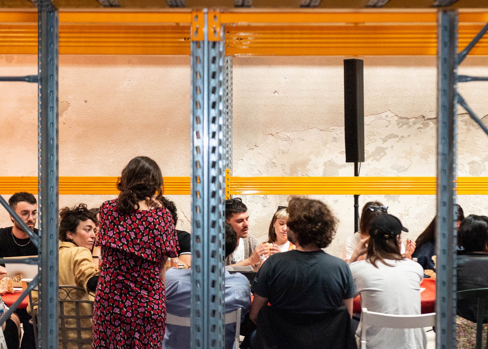 “Alla Romana”, un format di Panopticon Zine nell’ambito di “Stendalì - suonano ancora | una sagra contemporanea”, a cura di Ilaria Leonetti e Rosita Ronzini. Catania, viaraffineria 2023. Ph Francesco Enriquez, courtesy viaraffineria