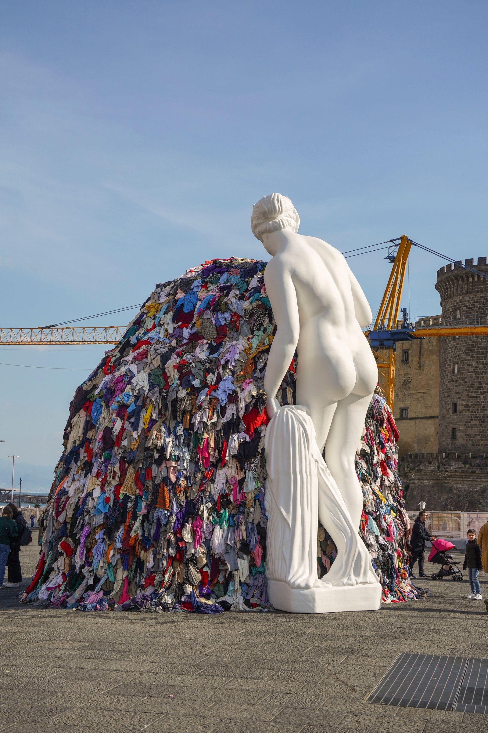 Michelangelo Pistoletto, Venus of rags in Piazza Municipio in Naples, 2024