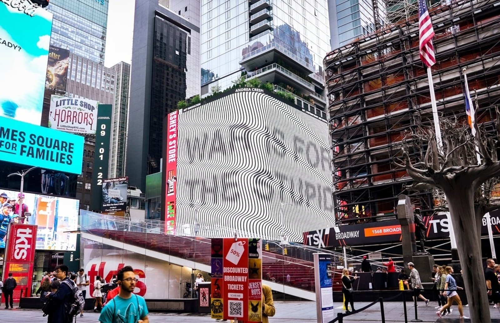 "War is for the stupid" di Andrea Crespi a Times Square, New York