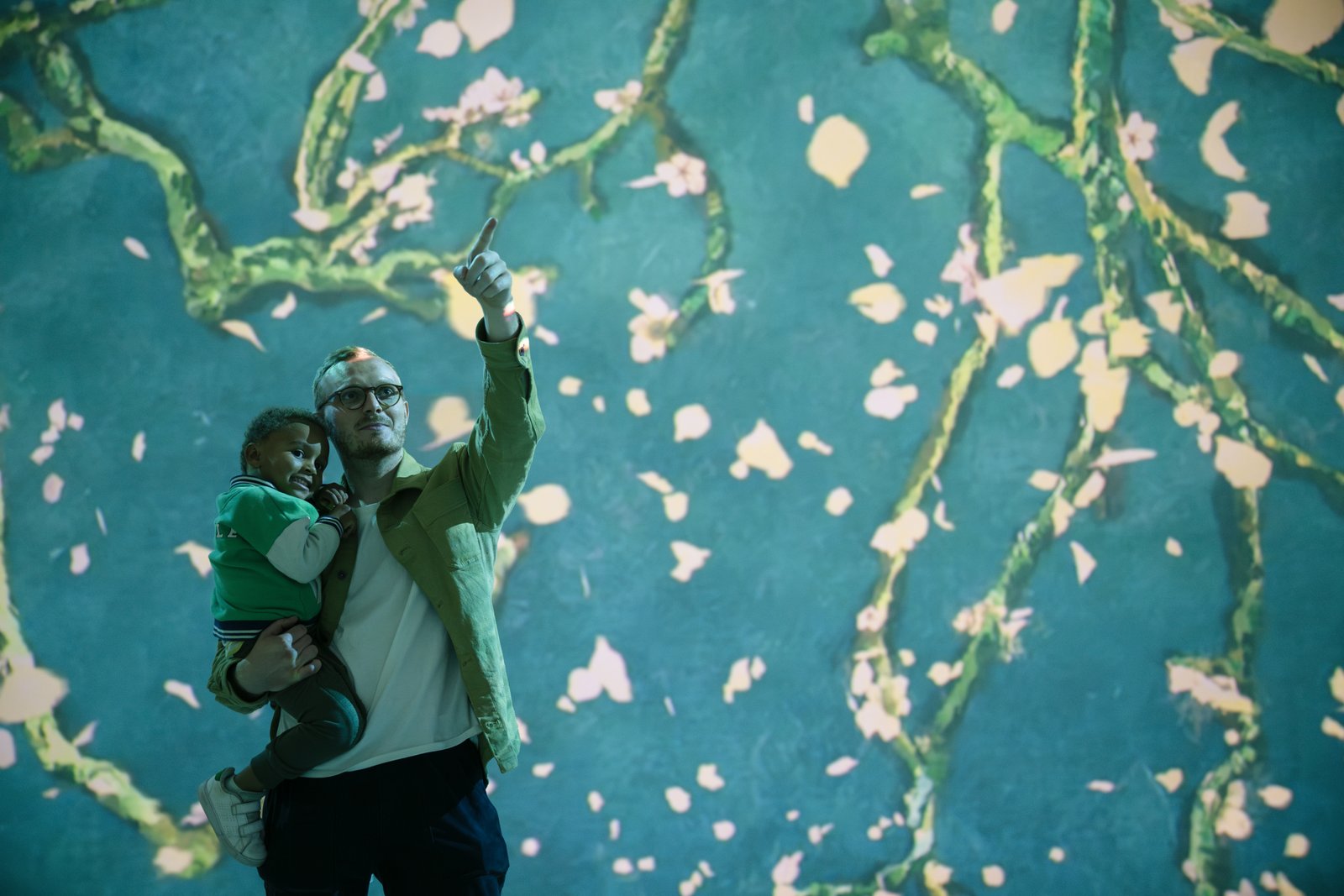 Come ho imparato a smettere di preoccuparmi e ad apprezzare le mostre immersive? cover