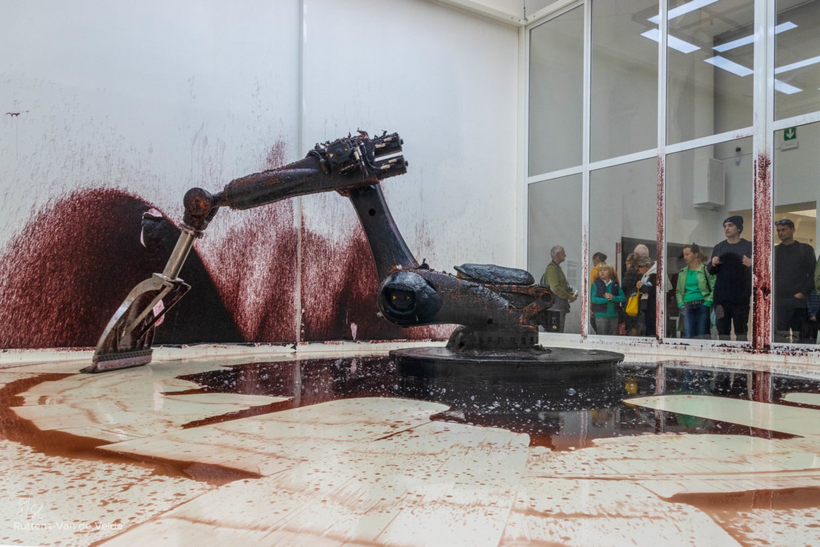 Sun Yuan e Peng Yu, Can't Help Myself