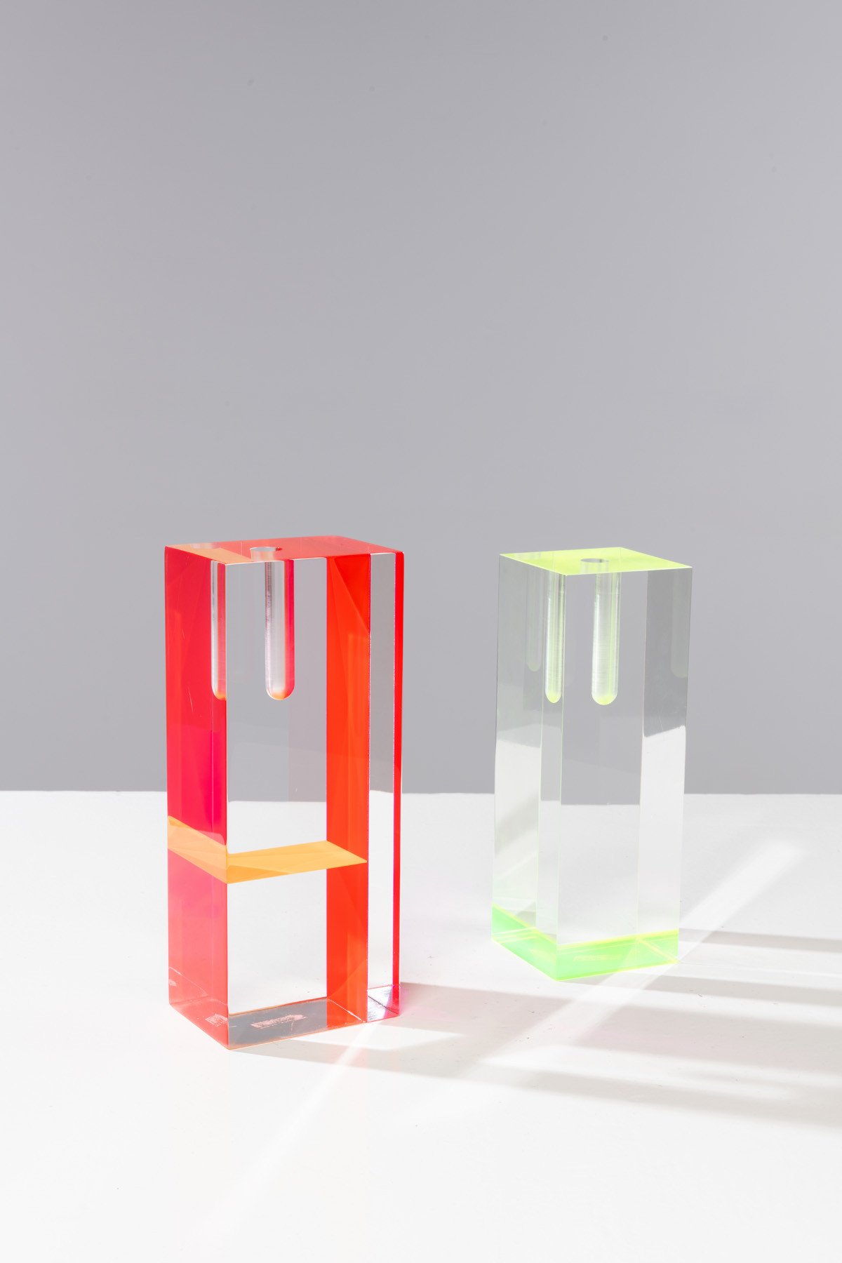 Coppia di vasi di Shiro Kuramata cover