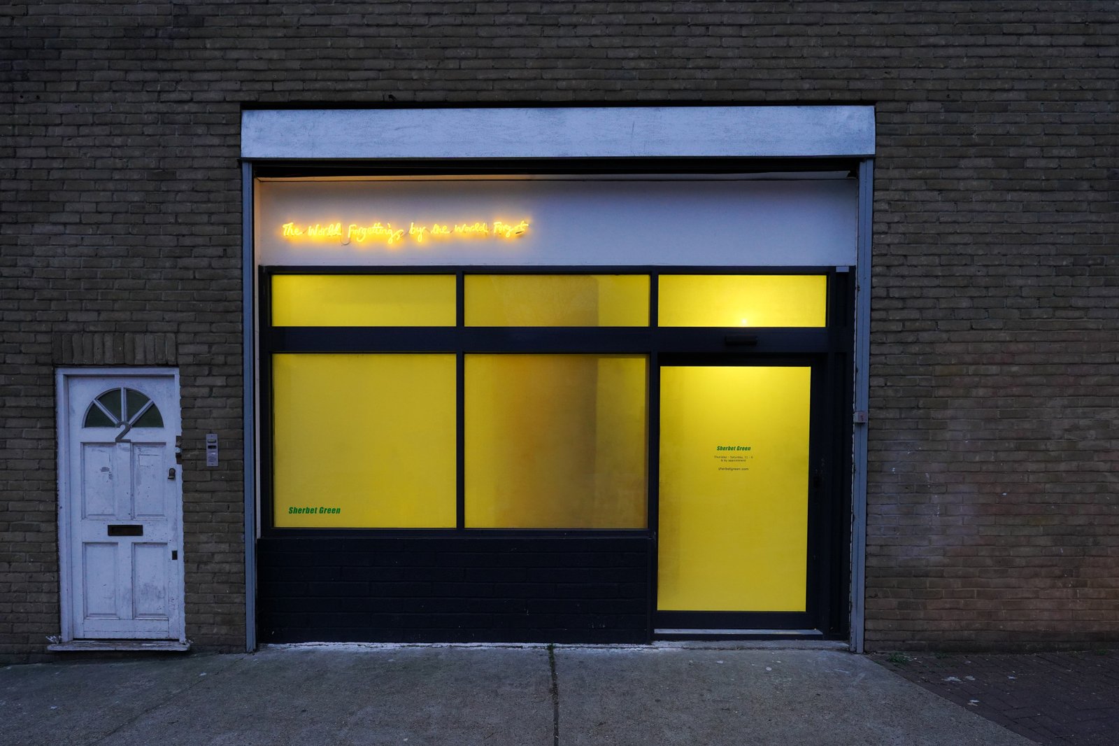 Veduta dall'esterno, Li Li Ren, The World Forgetting, by the World Forgot, 2024, Sherbet Green Gallery, Bethnal Green, Londra