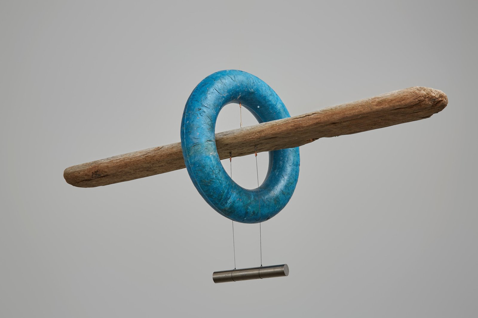 Olafur Eliasson, Shore compass (2:00, blue), 2018; Installation view: i8 Gallery, Reykjavík; Photo: Vigfús Birgisson; Courtesy of the artist; i8 gallery, Reykjavik; © 2018 Olafur Eliasson