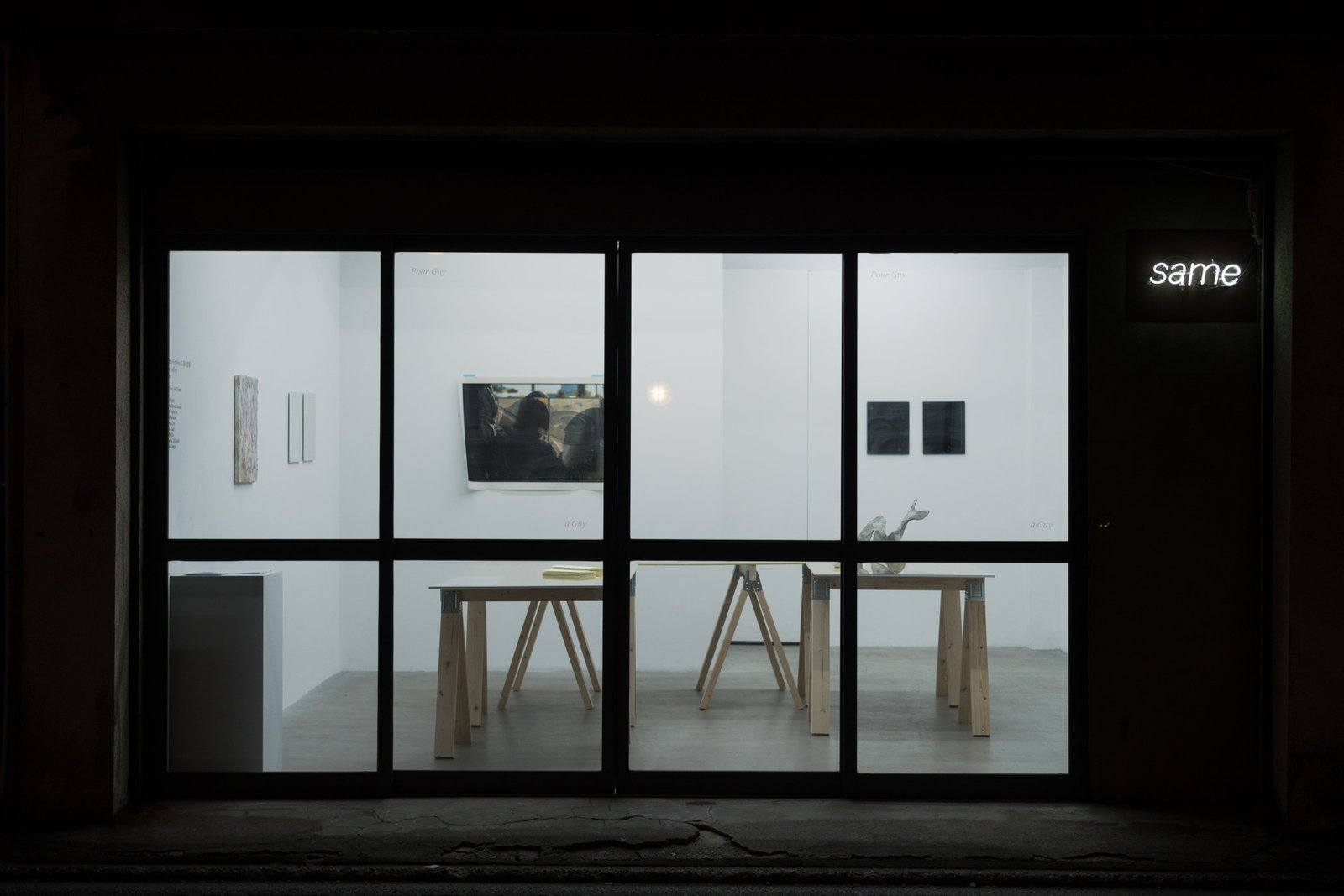 Veduta dell'installazione dall'esterno, Oggetti, Smalto, Gesso, Pigmenti su Perspex, uova, acqua, Carta, Fotografie, Luce, Riflessi, Lino, Legno, Pannelli, Cavalli, Cycas, Parti, fotografia di Kisshomaru Shimamura